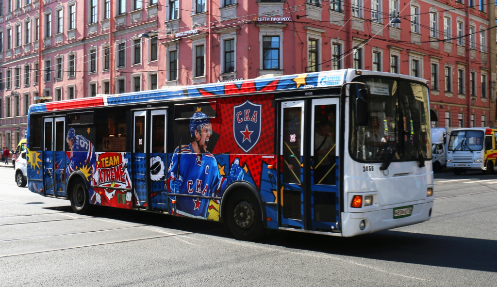 Специалисты TMG оформили для хоккейного клуба СКА автобусы в стиле поп-арт
