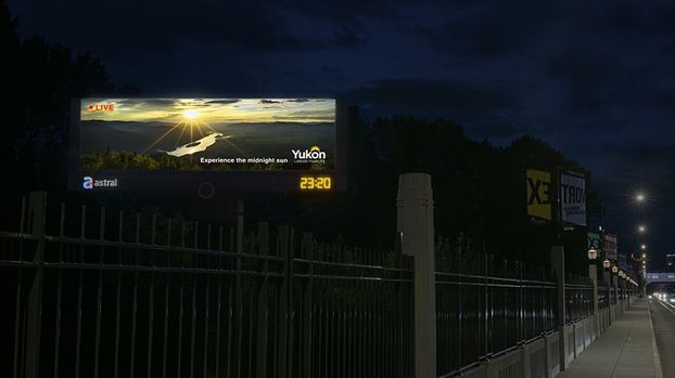 В Ванкувере на цифровом билборде появилось полуночное солнце