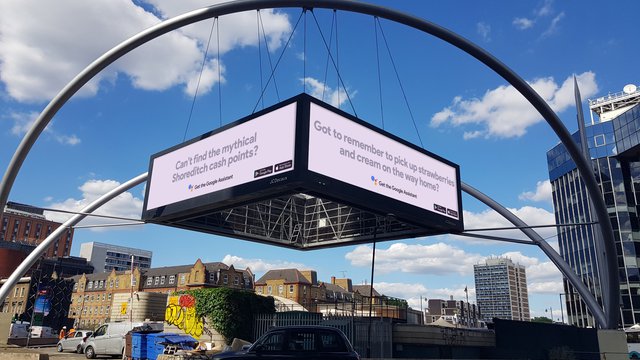 В Великобритании возможности Google Assistant рекламируются с помощью наружки