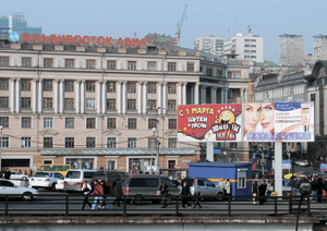 С начала года во Владивостоке выявлено более 350 незаконных рекламных конструкций