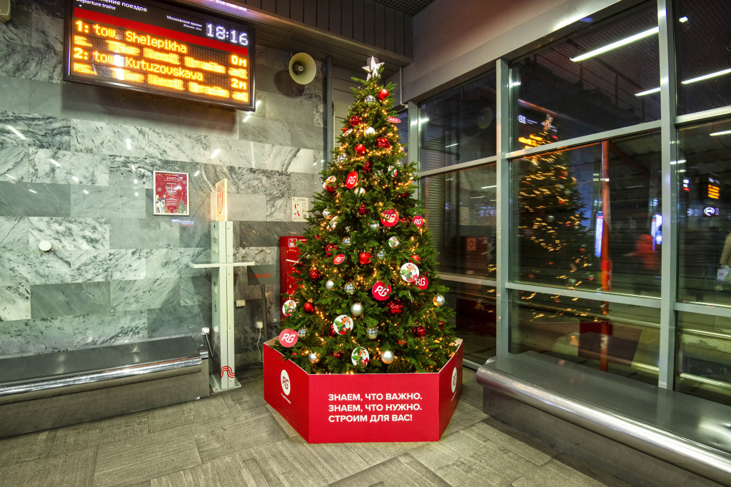 Станции МЦК украшены новогодними ёлками «РГ-Девелопмент»