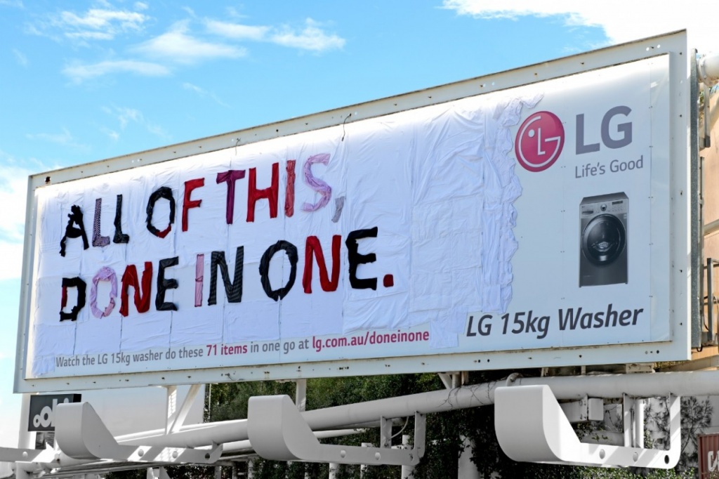 LG Electronics разместила на рекламном щите в Сиднее 15 кг выстиранных вещей