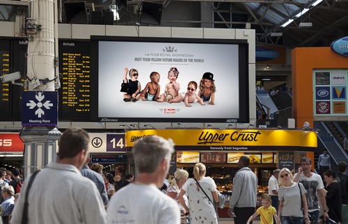 Газета The Sun поздравила британцев с рождением наследника престола с помощью наружной рекламы