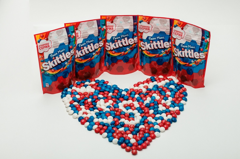 Компания Mars выпустила Skittles в цветах российского флага
