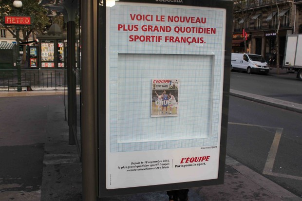 Парижане могли прочитать свежие полосы L'Equipe на ситиформате