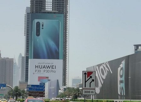 Рекламный «небоскрёб» Huawei P30 Pro затмил постер Samsung 