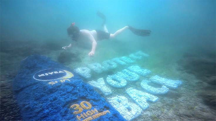 Nivea вписала рекламу средства от загара в морской пейзаж 