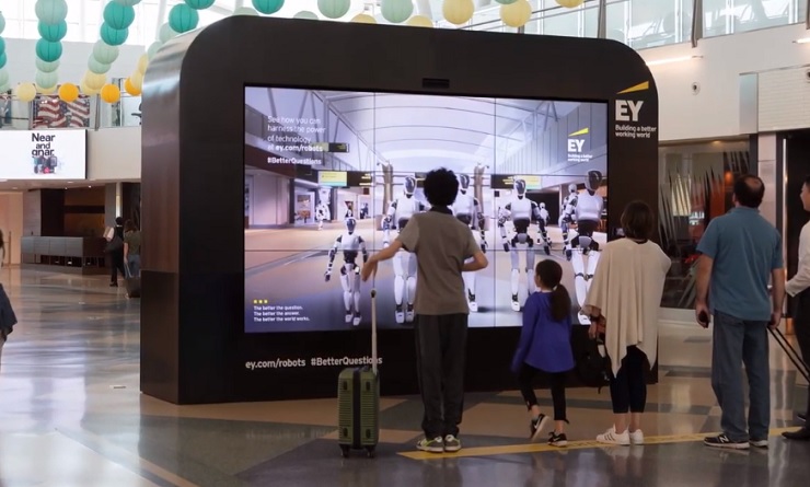 JCDecaux и Ernst & Young предложили пассажирам нью-йоркского аэропорта JFK почувствовать себя роботами