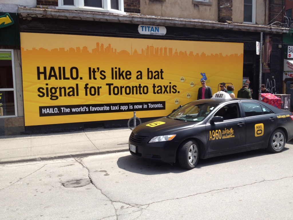 Такси Hailo рекламируются на автобусных остановках Торонто