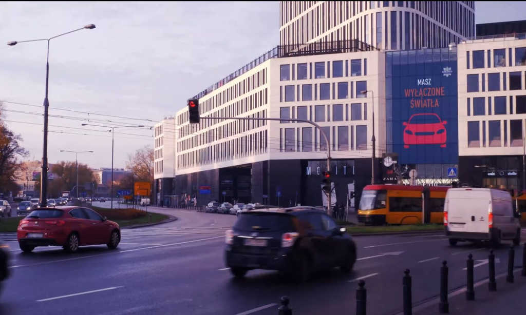 DOOH-реклама предупреждает польских водителей о выключённых фарах