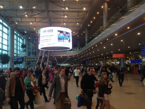 В аэропорту Домодедово появился необычный digital-экран