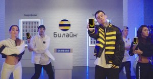 «Рука лицо» и тусклый экран в рекламной кампании смартфона Samsung Galaxy J5