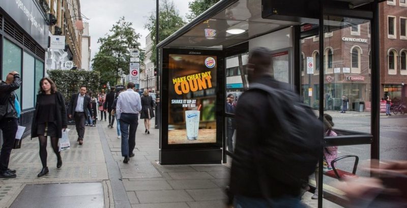 Реклама в Burger King в Лондоне приспособилась к погоде и времени суток