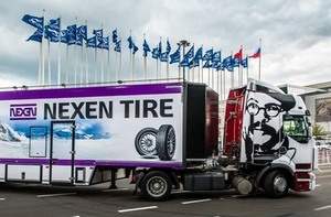 Vizeum, Posterscope и Kinodoctor прокатили рекламу шин Nexen Tire на 15-метровом трейлере