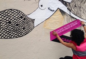 Онкоцентр в Сан-Паулу напомнил о последствиях рака груди с помощью граффити 