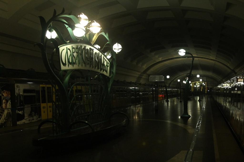 Более 300 человек провели ночь в Московском метрополитене вместе с рекламой