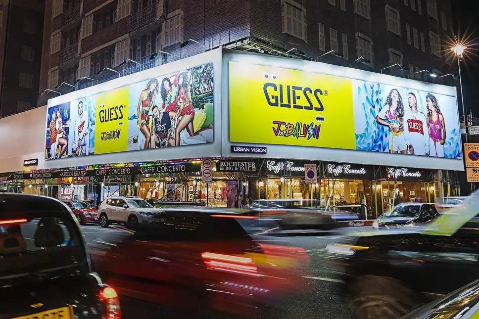 Наружная реклама коллекции J Balvin + Guess очищает воздух в Лондоне
