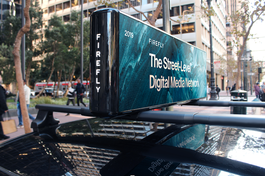 Американский оператор рекламы на такси Firefly внедряет инновационные экраны