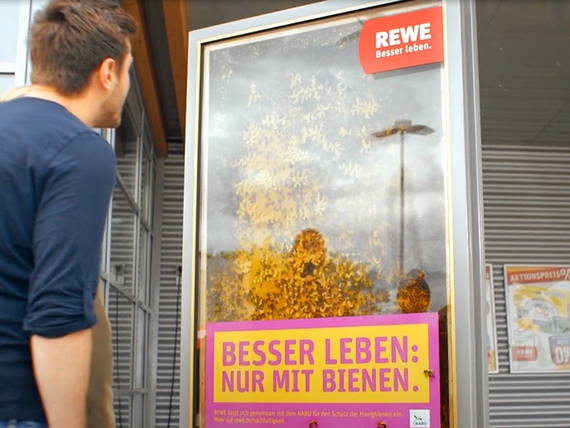 Сеть REWE проводит в Германии «жужжащую» outdoor-кампанию в защиту пчёл