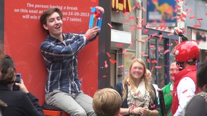 Голландцы смогли получить бесплатно планшеты Nexus 7 KitKat, просто посидев на рекламной конструкции 