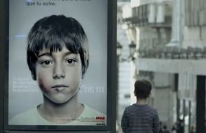 Телефон доверия в наружной рекламе испанского фонда ANAR видят только дети