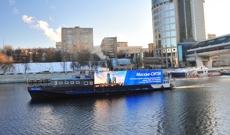 Москва-река становится площадкой для крупноформатной рекламы