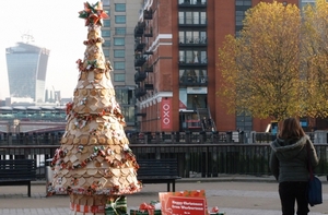 Накануне праздников в Лондоне появилась вкусная елка