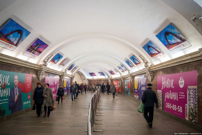 Власти Москвы пообещали демонтировать рекламу на исторических станциях метрополитена