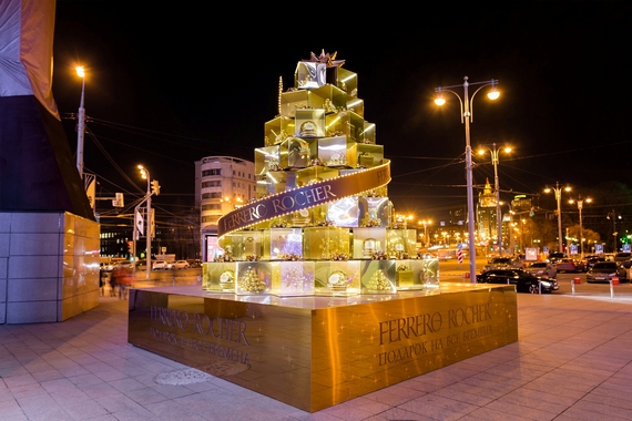 Ferrero Rocher установила в Москве вкусную новогоднюю елку