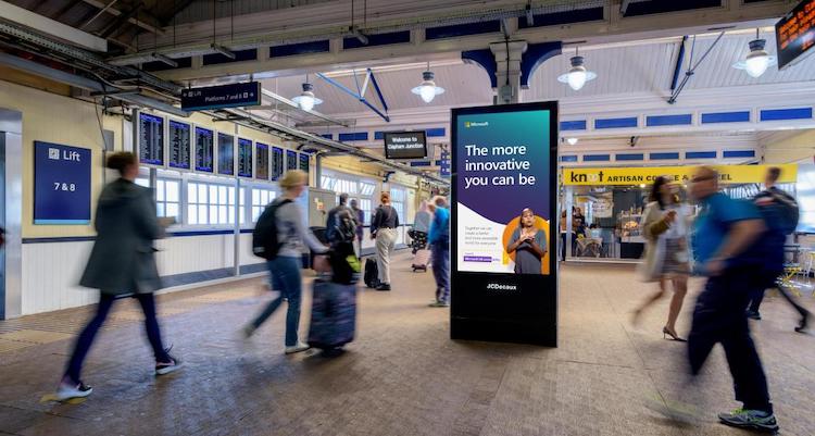 Microsoft привлекает внимание к теме инклюзивности с помощью DOOH-рекламы