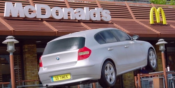 McDonald's удивил своих посетителей фокусом с левитацией автомобиля