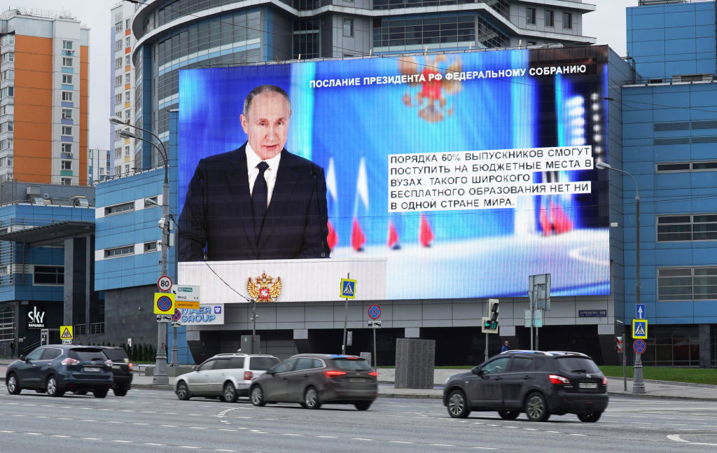 Цитаты из послания Владимира Путина парламенту будут транслироваться на медиафасадах два дня