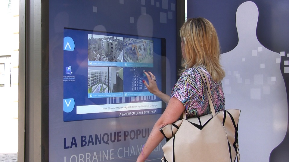 Французский банк продемонстрировал свою инновационность с помощью наружки