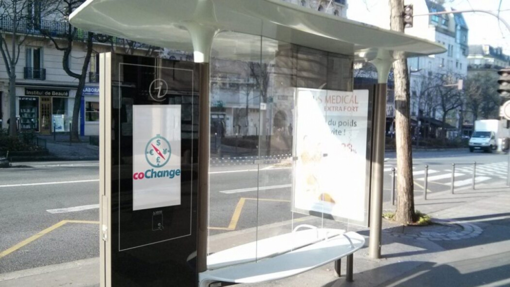 JCDecaux разместила автоматы с бесплатным антисептиком на улицах Парижа
