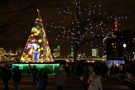 Lloyds Bank помог лондонцам поздравить друг друга с приближающимся Рождеством
