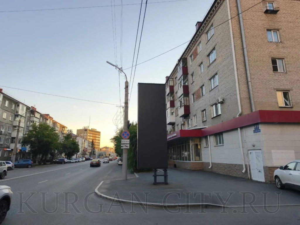 В Кургане начали устанавливать вертикальные цифровые экраны