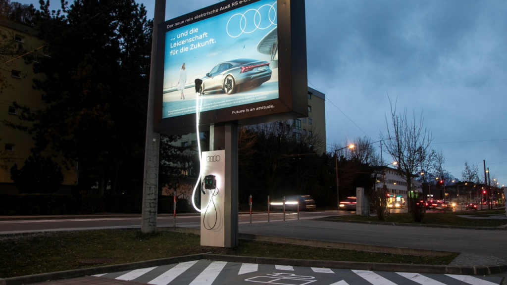 Наружная реклама Audi помогает заряжать все электромобили бесплатно
