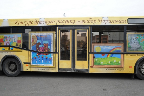Детские рисунки на автобусах Норильска.jpg