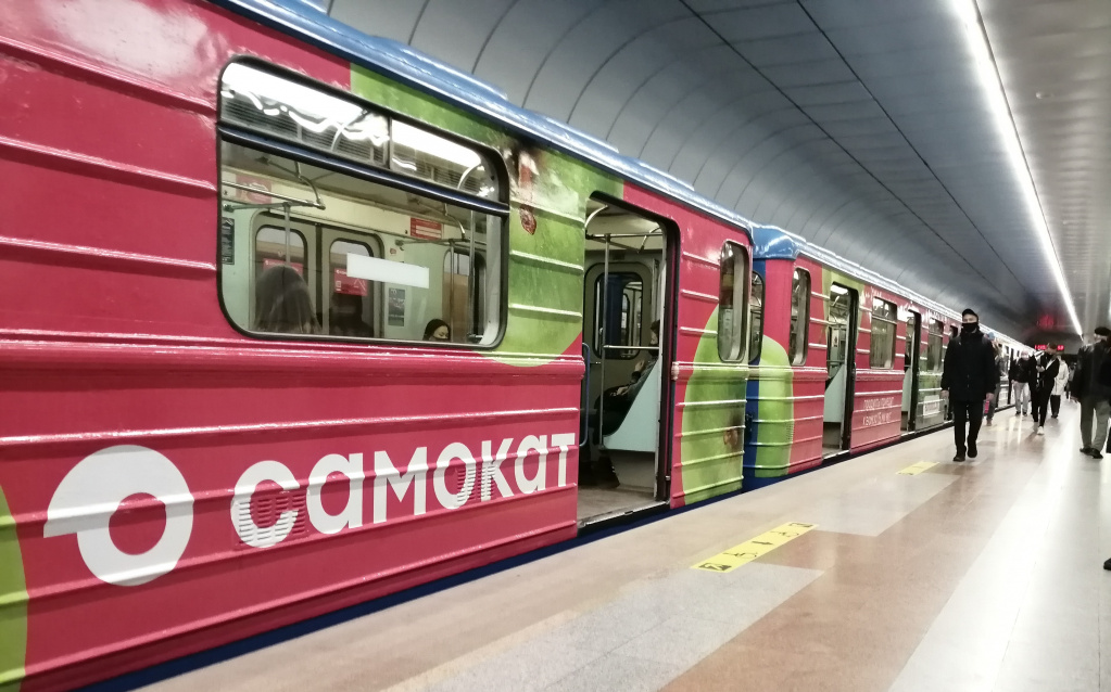 Брендированный поезд в новосибирском метро.jpg