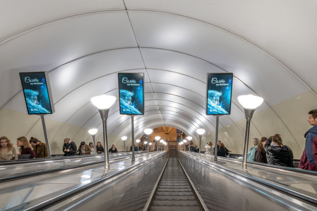 Russ Эскалатор Адмиралтейская.jpg